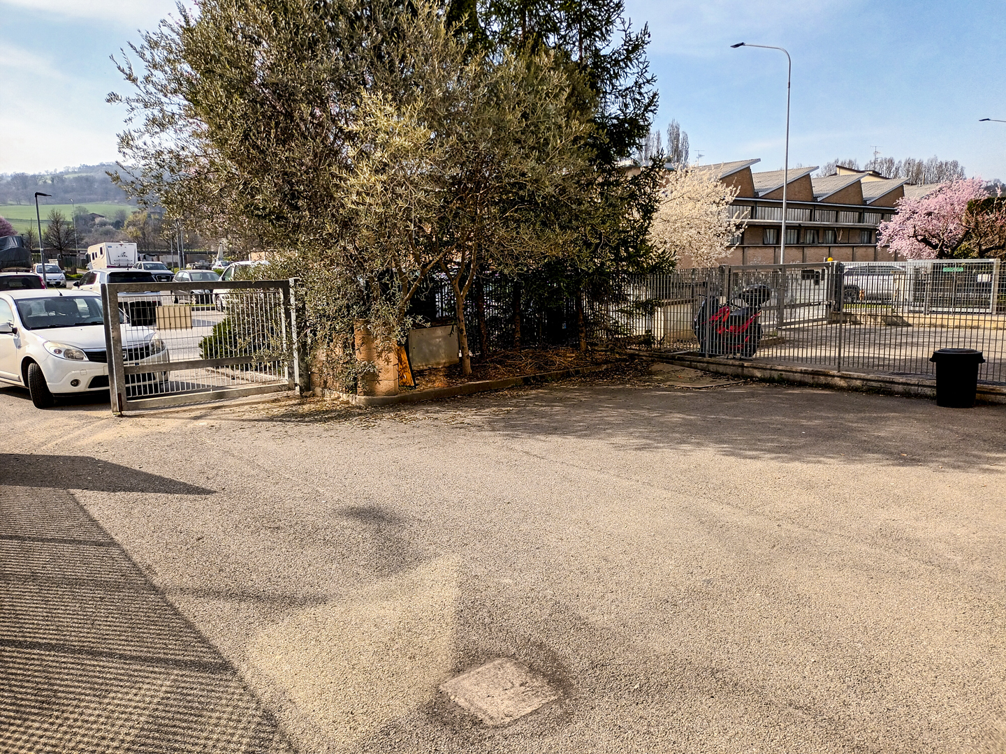 D7 di 452,0 mq. sviluppato due piani: AMPIO LABORATORIO e servizi al PIANO TERRA; uffici al PRIMO PIANO. Compresa nella proprietà un’AREA ESTERNA PRIVATA, esclusiva e recintata, della capienza di 4-5 posti auto. OTTIMO STATO. LIBERO da subito. In vendita, Mandrioli Bologna